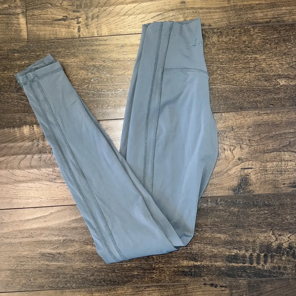 Pulse Kinetic Leggings - Porcelain Gray - Image 2