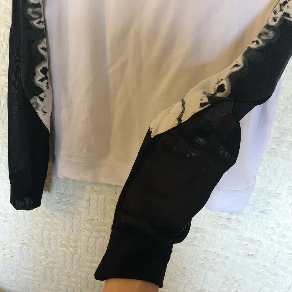 ALO Yoga Verse Long Sleeve Top - Image 4