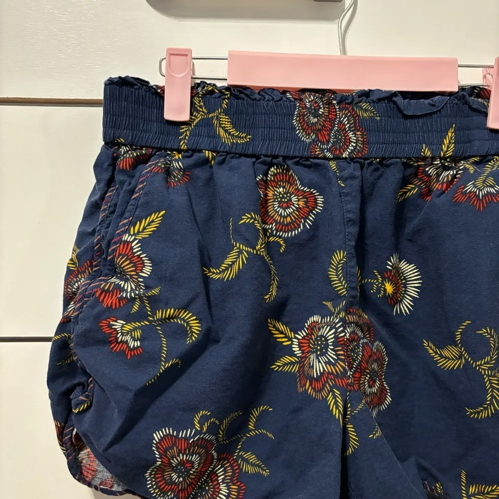 Madewell x Warm Pull-On Shorts in Honolulu Hibiscus - Image 5