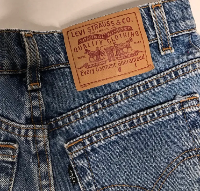 Levi’s high waisted button up shorts - Image 4