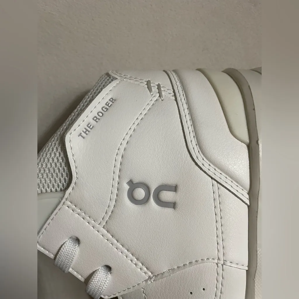 New in box On Cloud Women The Roger Clubhouse Mid White Sand Size 6.5 - Image 12