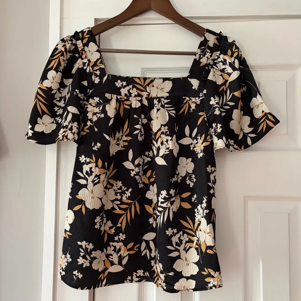 Draper James Black and Cream Floral Blouse Size XS NWT - Image 4