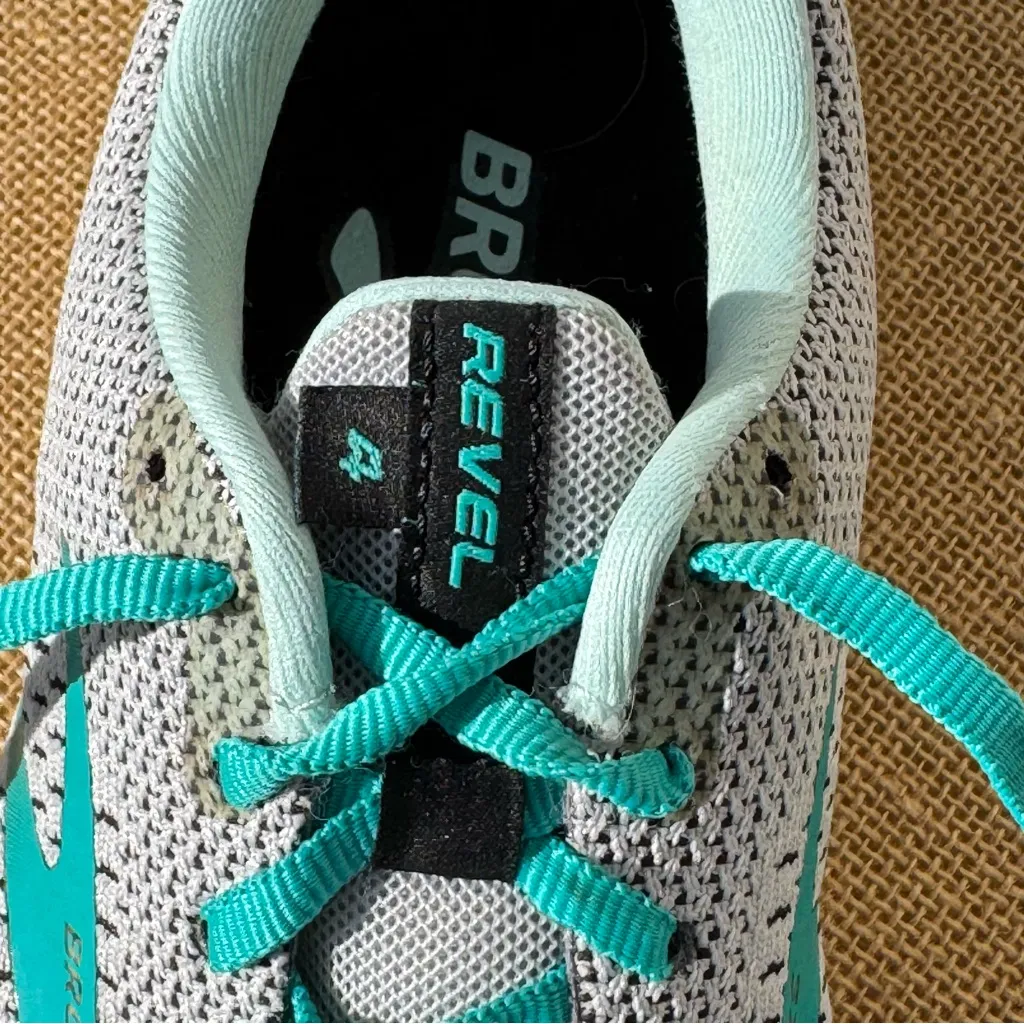 Brooks Revel 4  Women's Size 8.5 Athletic Shoes in Gray and Teal - Image 6