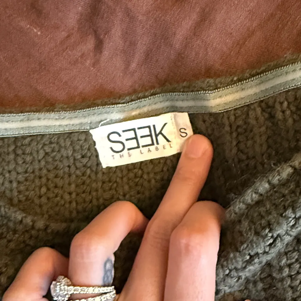 Hunter green LF seek the label off the shoulder cropped sweater - Image 5