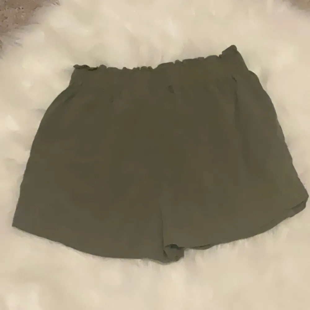 High Waist Olive Green Shorts with Elastic Waistband Size M - Image 2