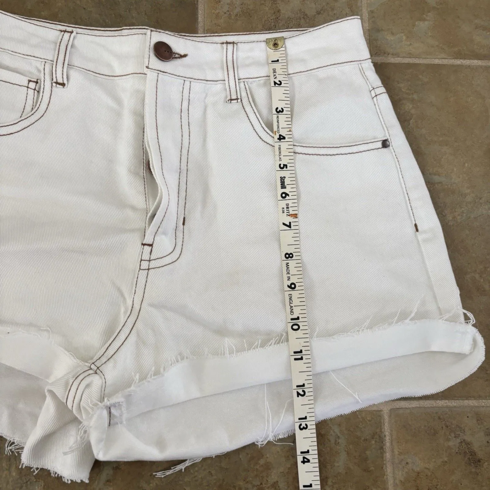 TGLA Shorts Womens Size 27 White Denim High Rise Raw Hem Cut Off - Image 4