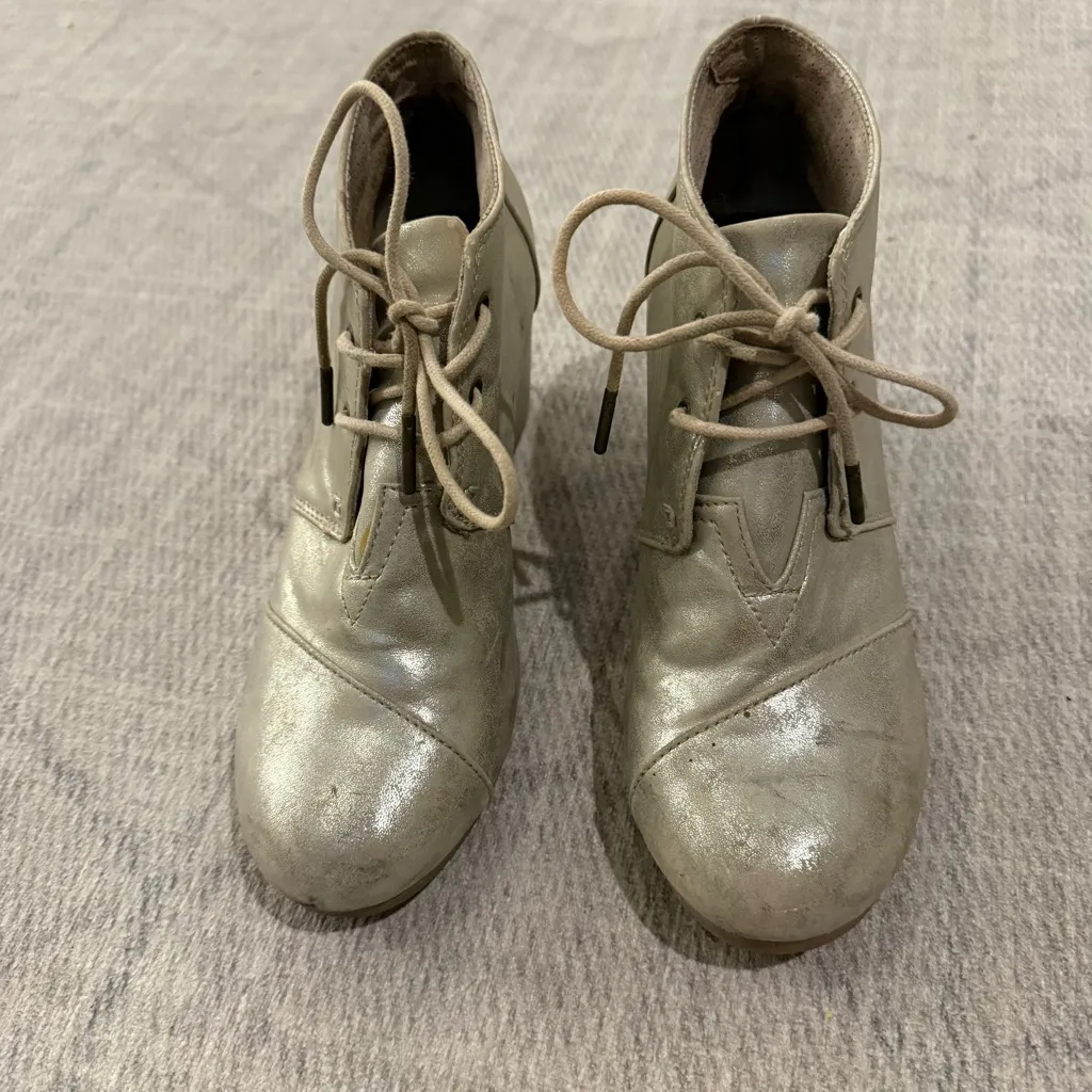 TOMS Women's Metallic Desert Wedge Booties 9 - Image 4