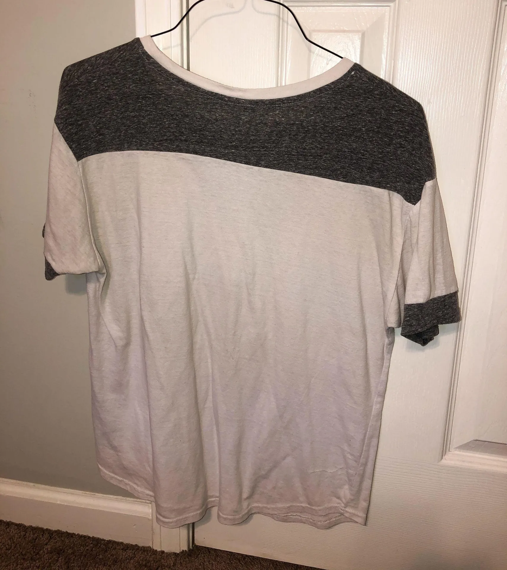 Casual Gray and White Tee - Image 2