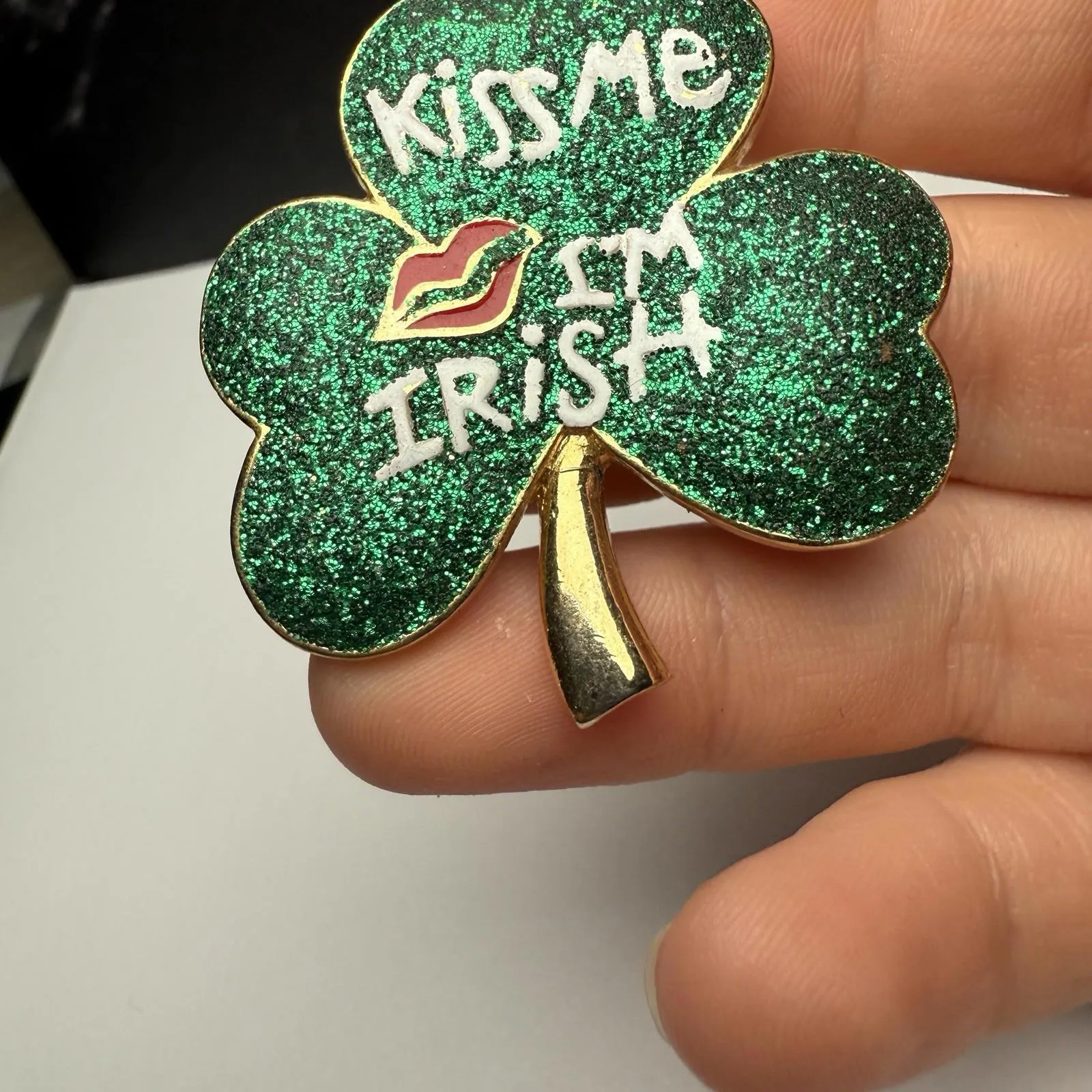 Kiss Me I’m Irish Three Leaf Clover Shamrock Brooch Pin St Patrick’s Green - Image 3
