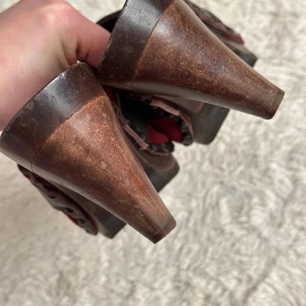 Coach Sz 6 Burgundy Red Suede Felicia Wood Heeled Clog Gold Horsebit Buckle - Image 4