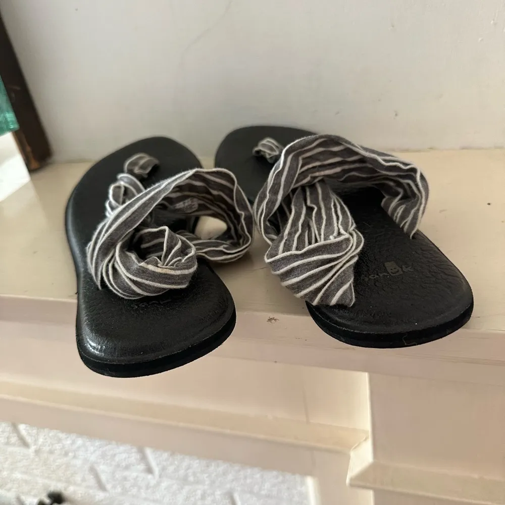 Sanuk Yoga Mat Sling Women's Flip Flops Gray/White Striped Sandals - Image 5