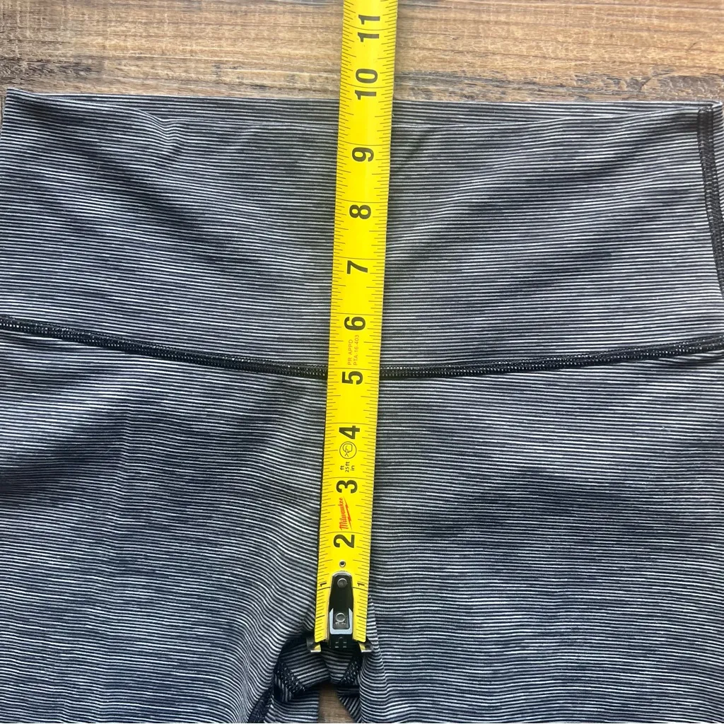 Lululemon  Women's Heather Gray 17 Cropped Leggings Size 8 - Image 3