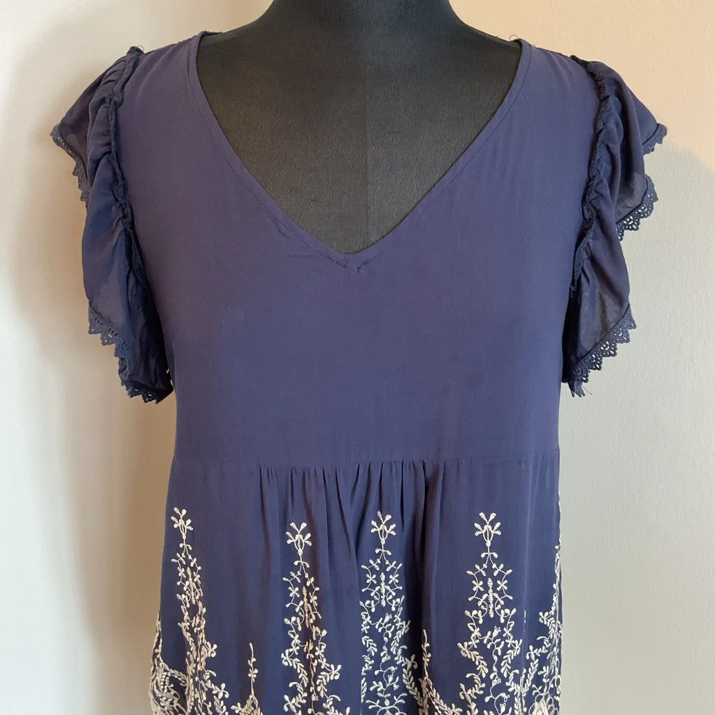 24. Navy Blue Cream Ruffled Cap Sleeve Embroidered Blouse Size Large - Image 2