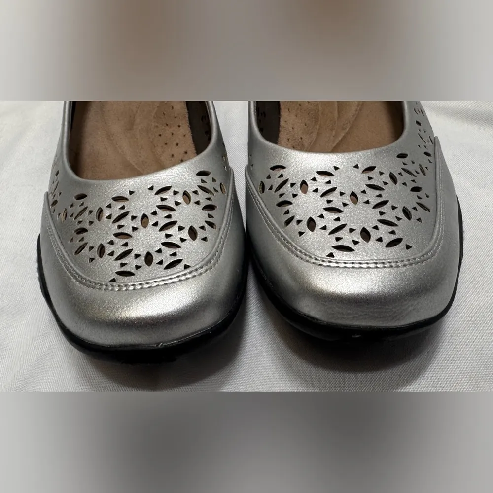 Array Jordan Women’s Slip On - Image 2