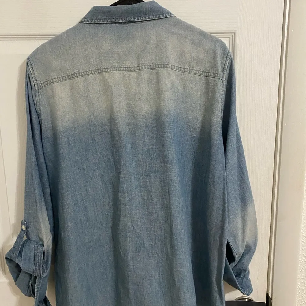 Chicos chambray button down shirt with roll tab sleeves size 3 XL - Image 2