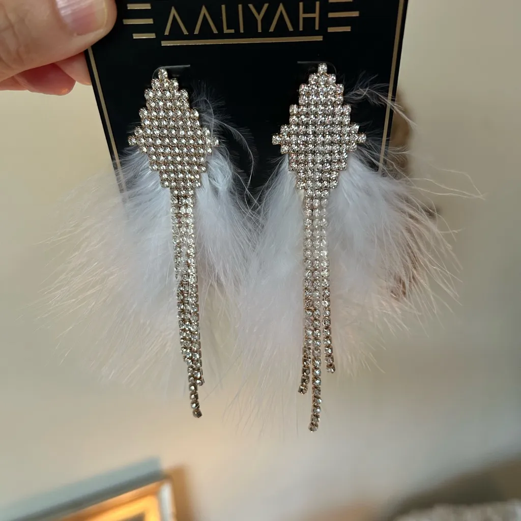 NWT Aaliyah gold tone bling rhinestone dangle white feather stud earrings - Image 3