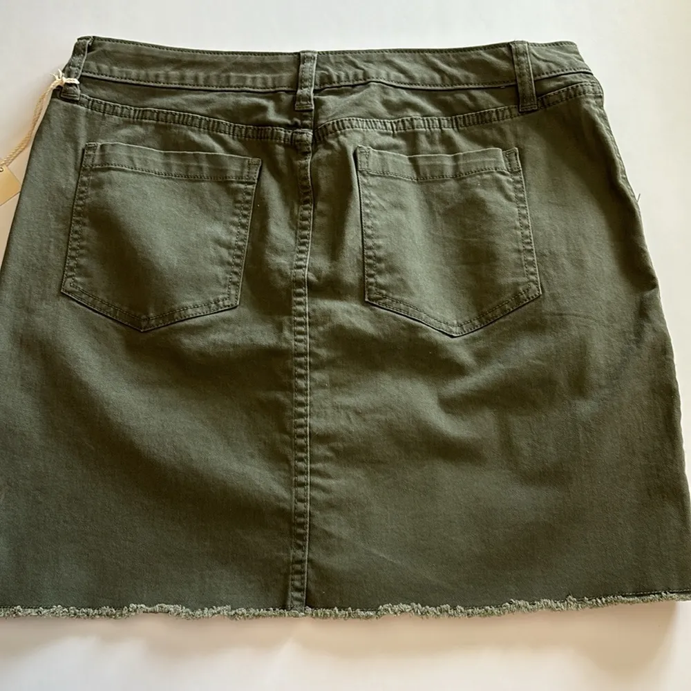 UNIVERSAL THREADS.. NWTS..ARMY GREEN JEAN SKIRT…SIZE 12…WAIST 16-17” LENGTH 17” - Image 4