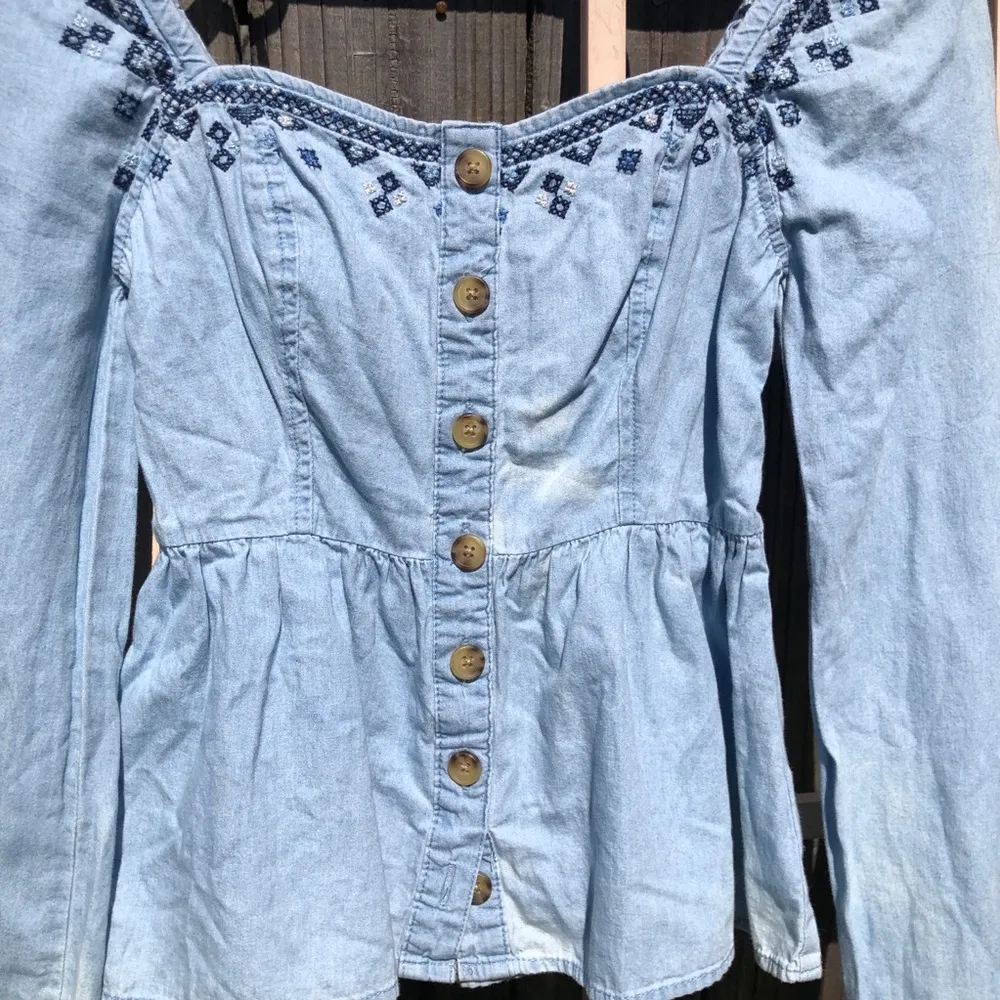 Aeropostal Babydoll Embroidered Distressed Wash top XS - Image 3