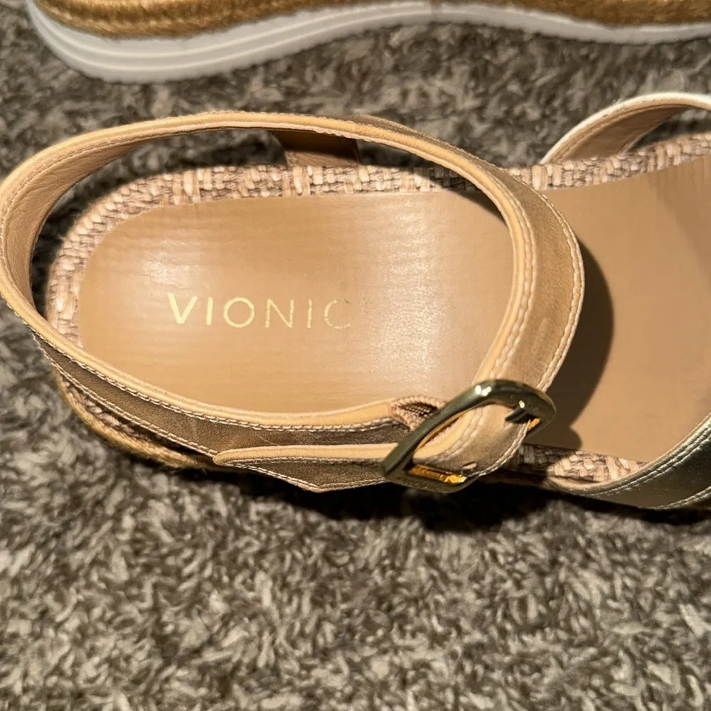 Vionic Mar Sandal woman size 7 excellent condition - Image 4