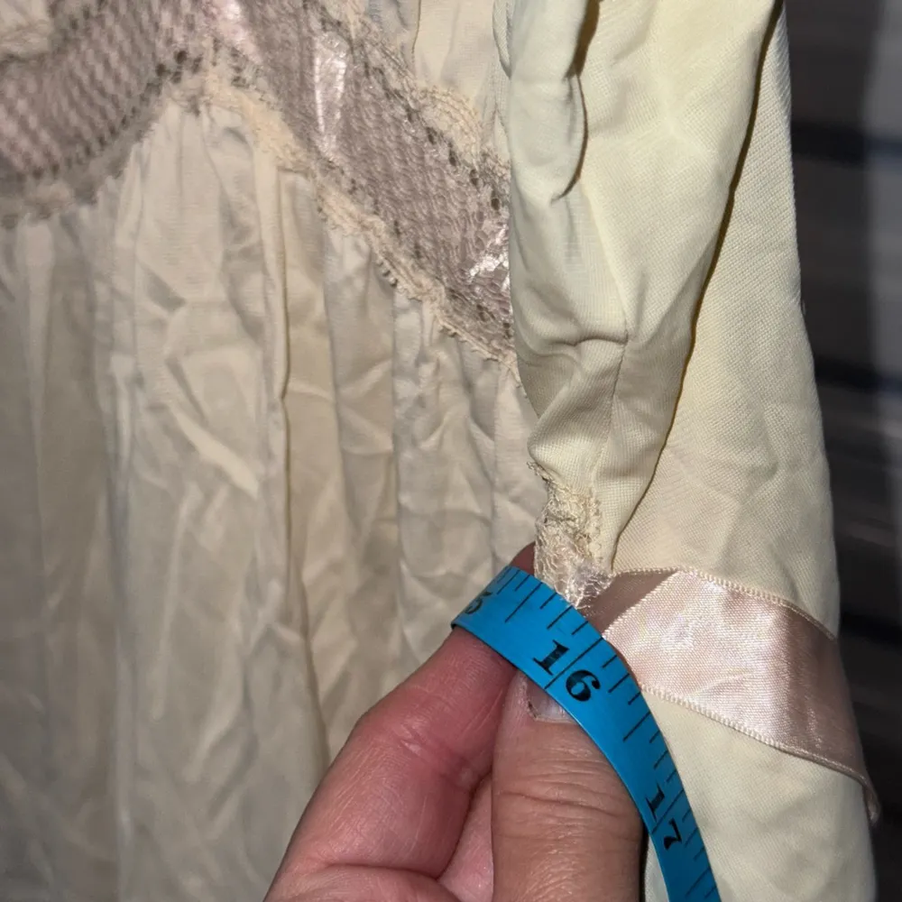 Vintage Vanity Fair Cream Pink Lace Tie Back Nightgown Size 34 - Image 5