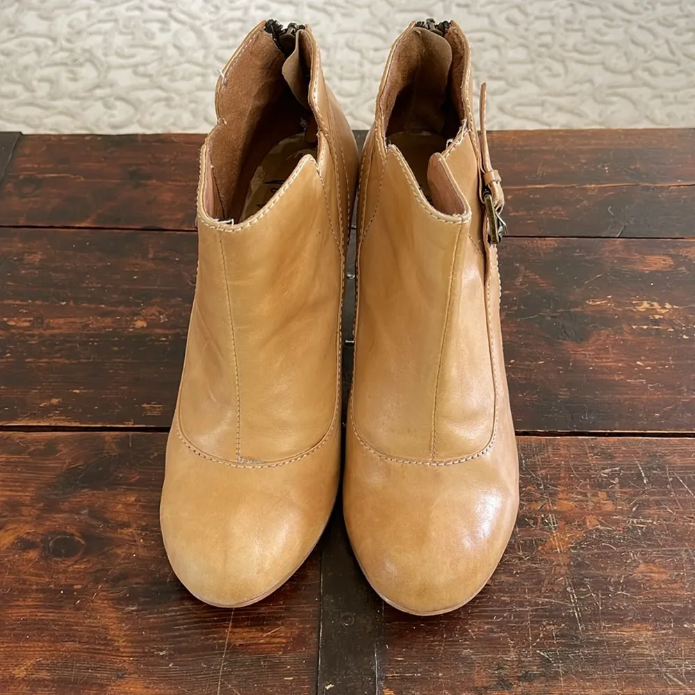 Very Volatile Tan Leather Heeled Ankle Boots w/Buckle 3" Size 8.5 - Image 4