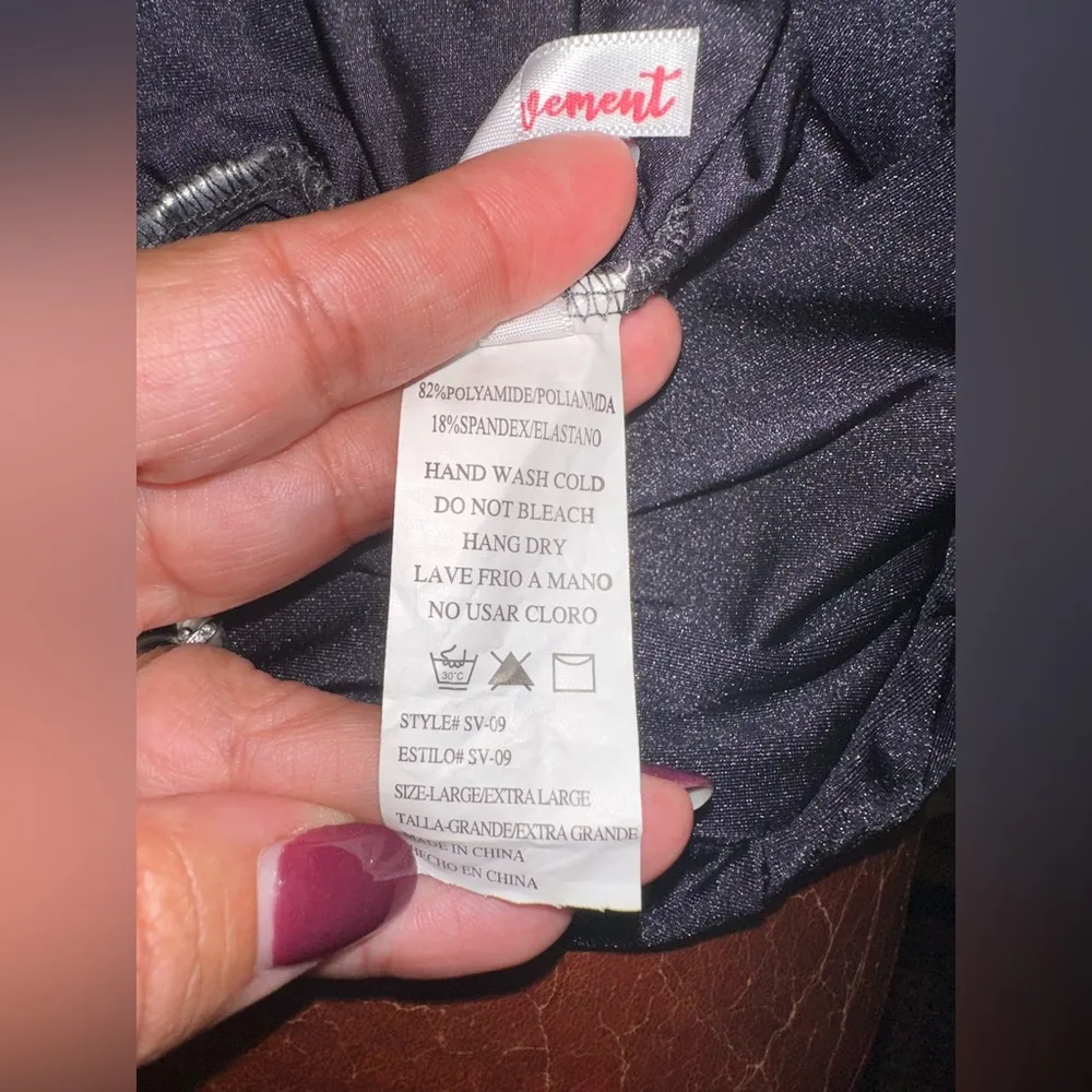 EUC Black/ dark gray satin Skinny leggings with a V cut waist and RUGE back Black Size M - Image 7