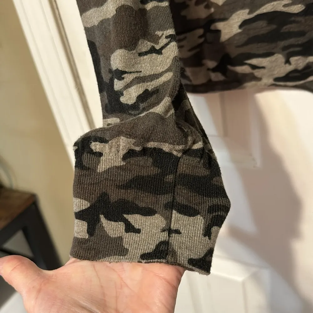 Sanctuary Camouflage Sweater Front Tie Top Size Large - Image 5