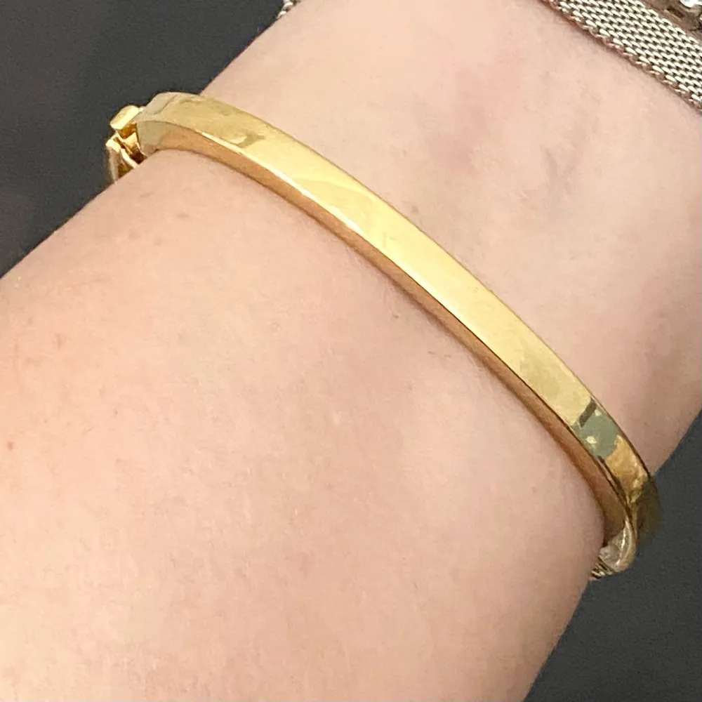 Vintage SWAROVSKI Signed Gold-tone Hinged V Bangle With Teardrop Crystal Charm - Image 5