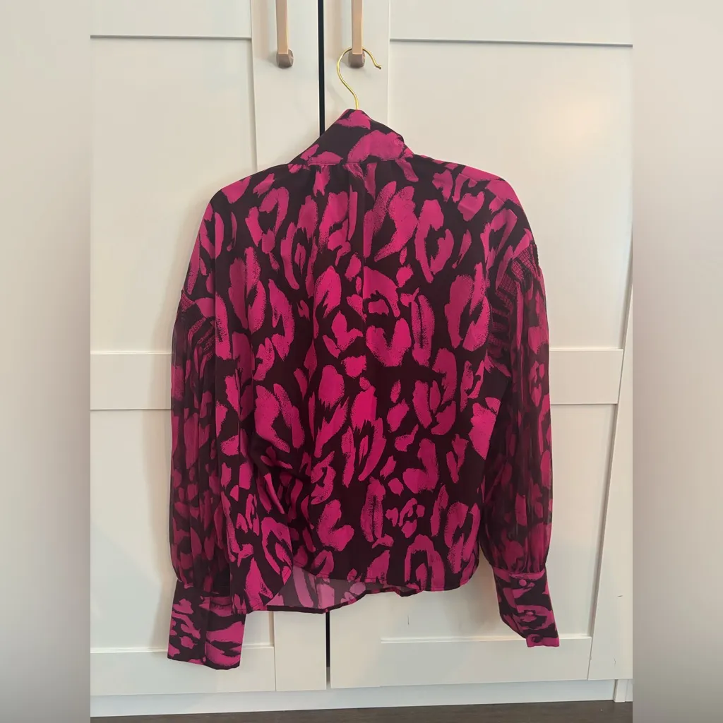 Who What Wear Vibrant Pink Fuchsia Top Blouse Size Medium - Image 2