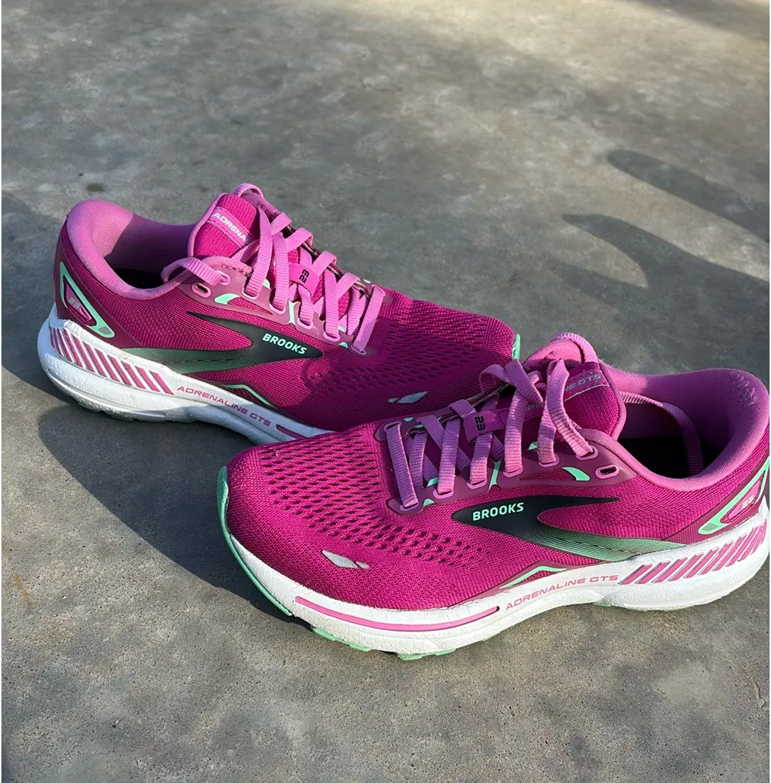 Brooks Adrenaline GTS 23 running shoes in a pink/magenta colorway.  Size 6W - Image 3