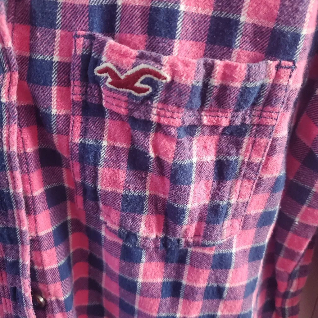 Hollister flannel shirt size small in pink and navy blue,  very warm - Image 2