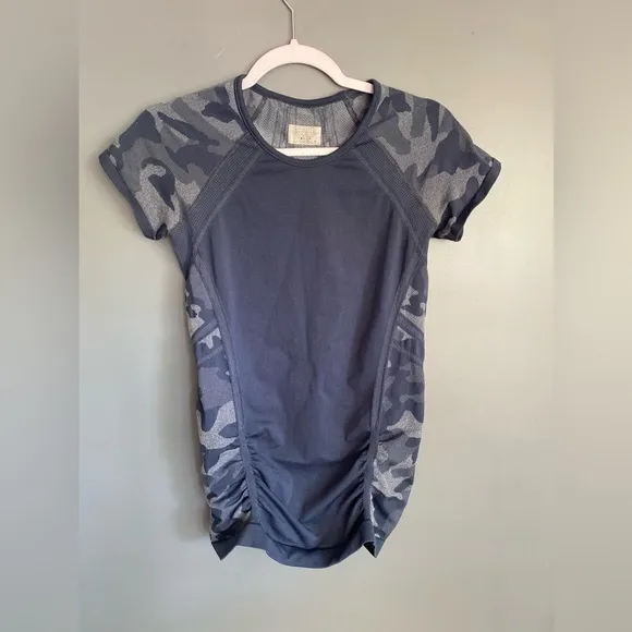 Athleta Large Camo Fastest Track Tee Shirt Scrunched‎ Short Sleeve Fitted Size S - Image 2
