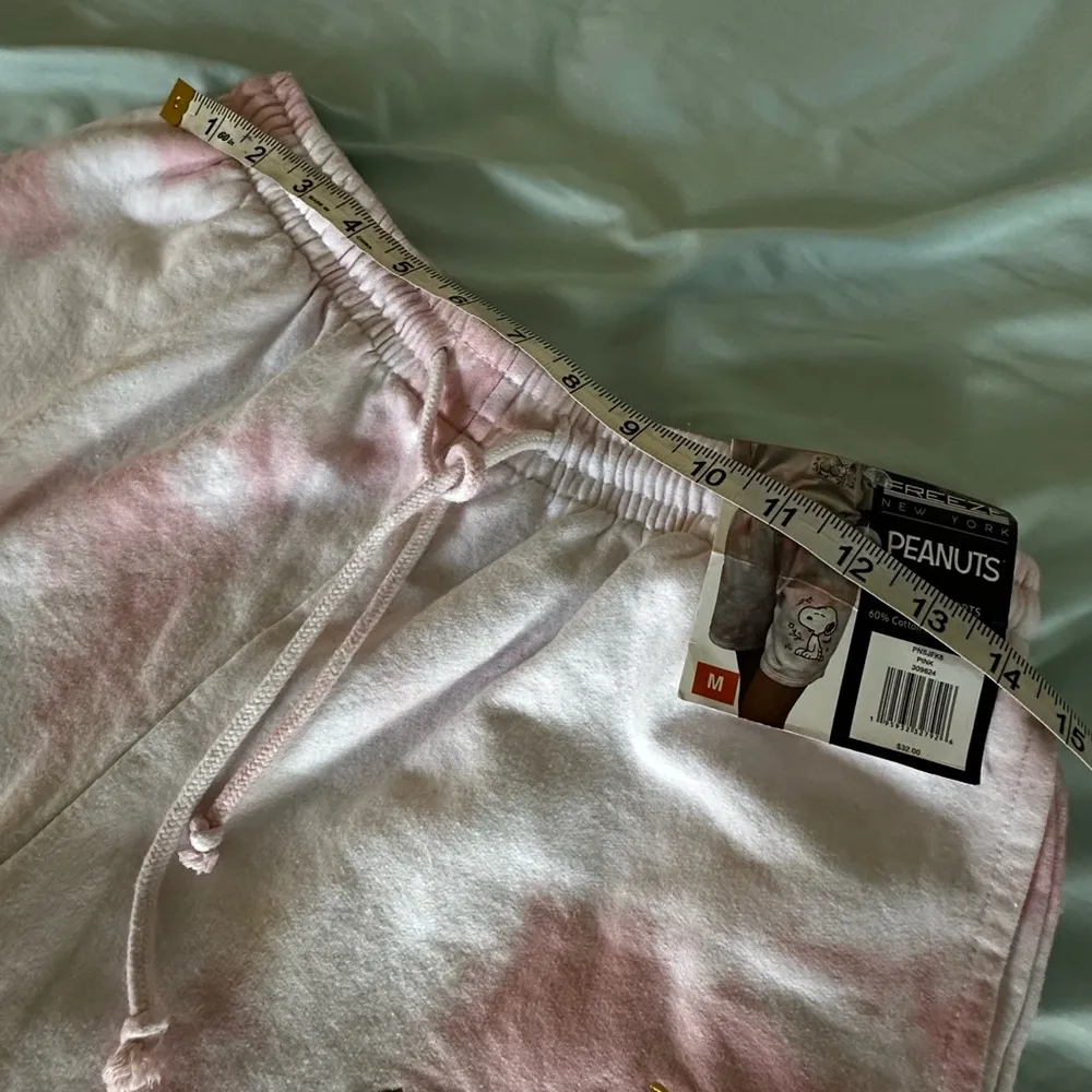 NWT Peanuts Snoop Pink Tie Dye Fleece Drawstring Shorts. Embroidered. Medium - Image 4