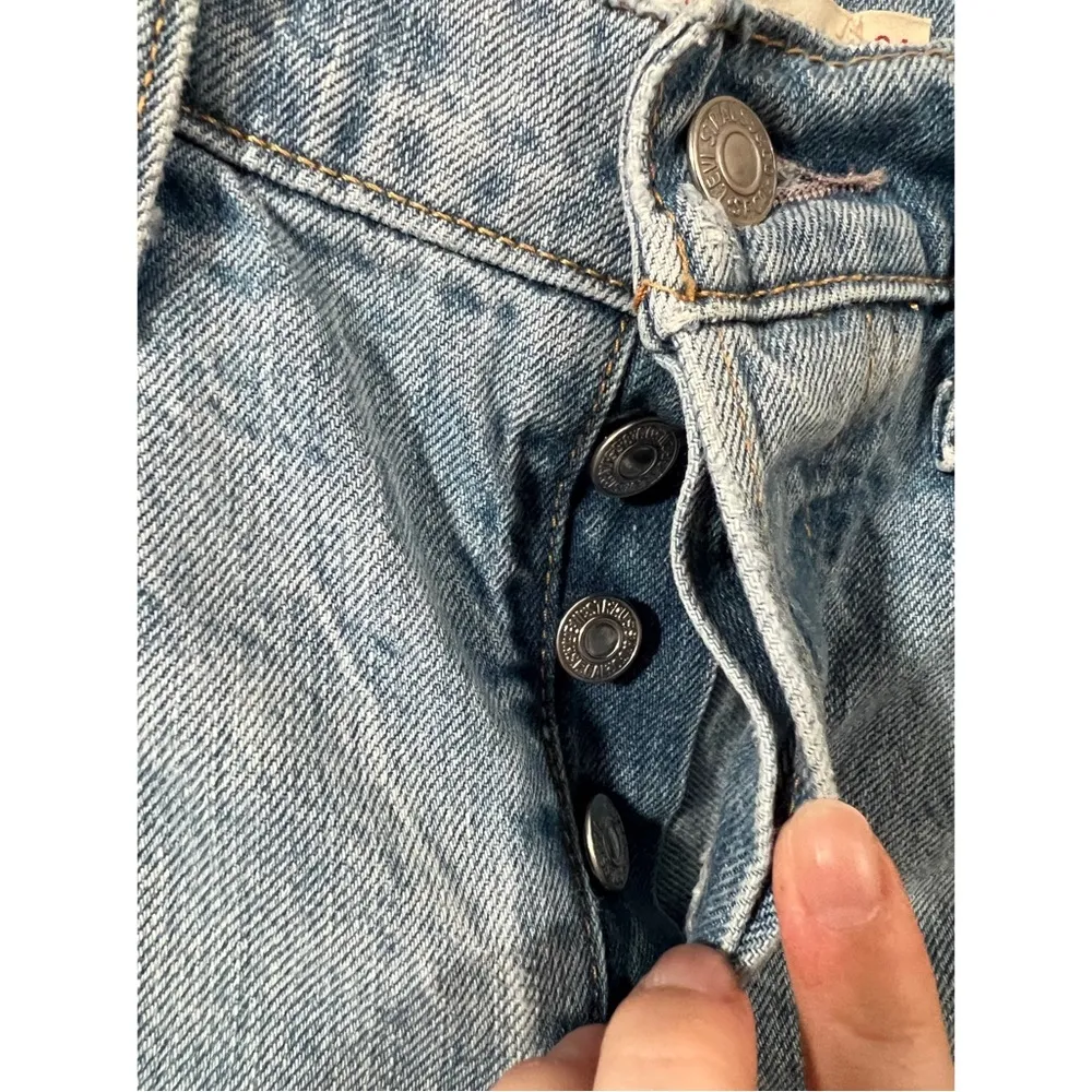 Levi’s Wedgie Shorts Size 24 in Light Wash Thrashed Button Fly - Image 5