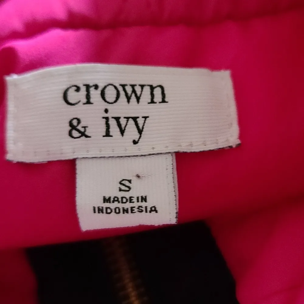 Crown & Ivy quilted vest size small - Image 5