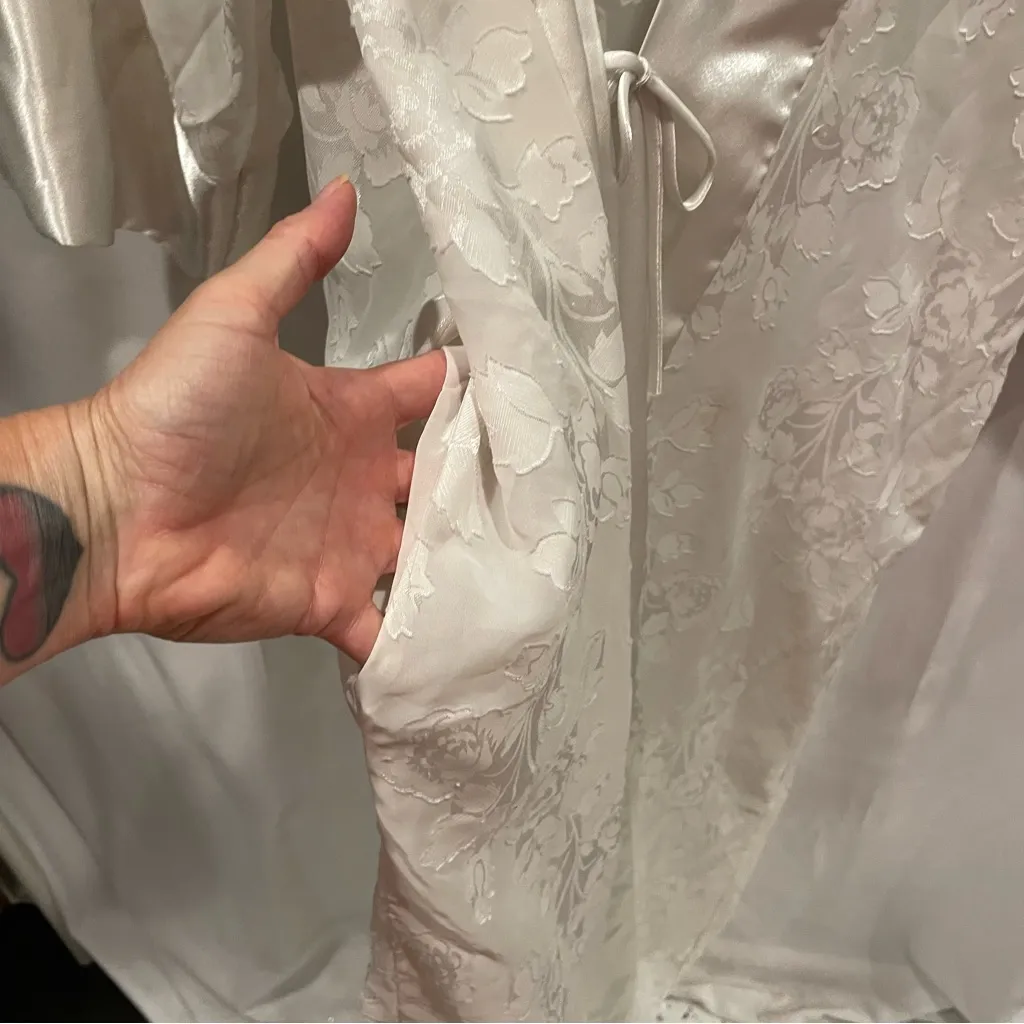 Vintage 90’s LA Intimates milky white sheer floral kimono maxi robe tie belt Size M - Image 10