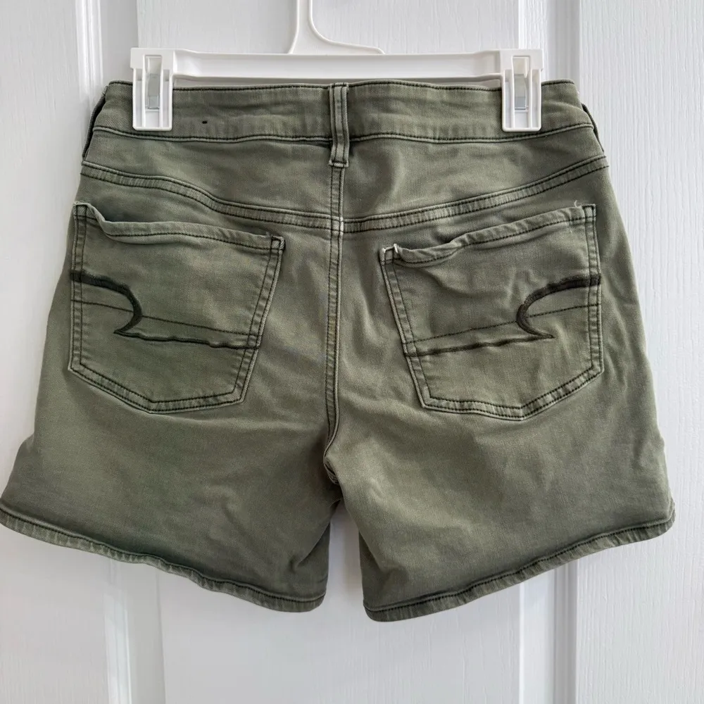 American Eagle Women's Green Midi Size 6 Shorts - Image 4