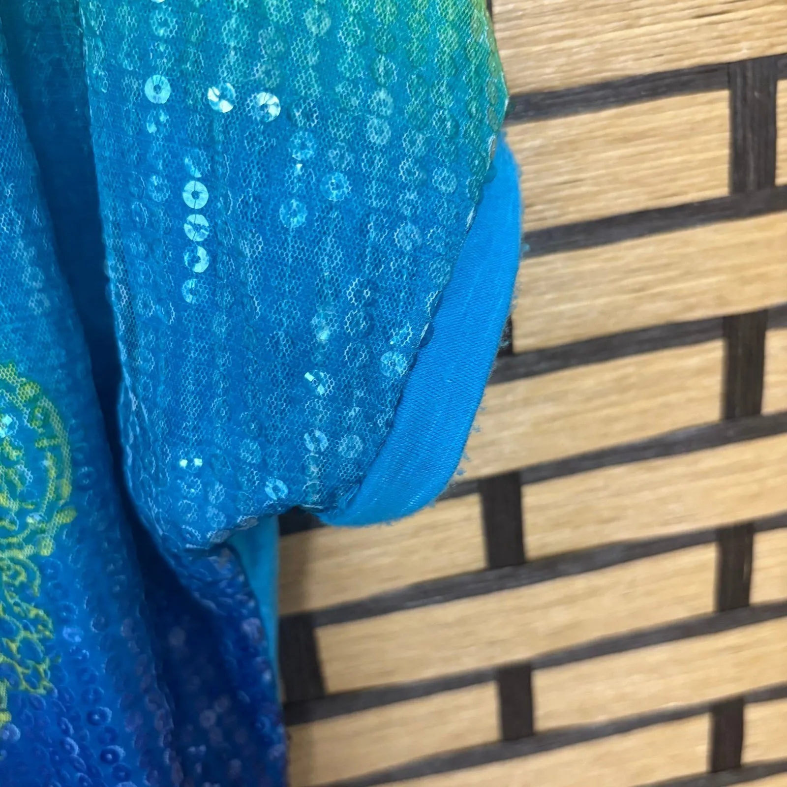 Bongo Blue Sequin‎ Front Floral Top Size Small - Image 6