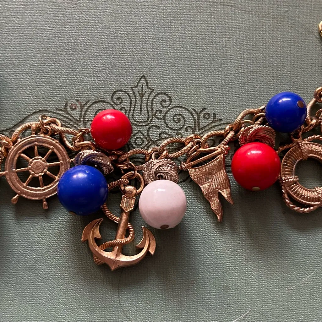 FANTASTIC MIDCENTURY VINTAGE CRUISE PATRIOTIC SUMMER CHARM BRACELET VINTAGE Gold - Image 2