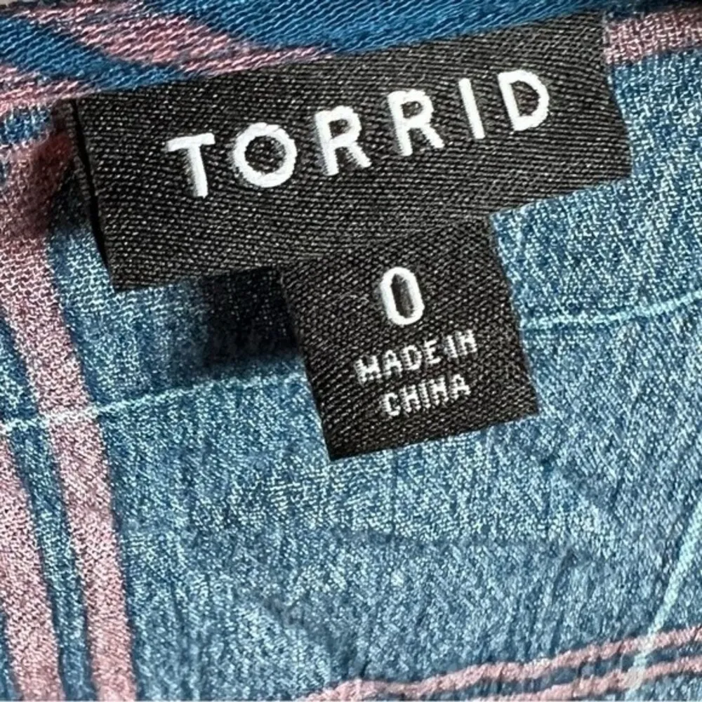 Torrid Babydoll Crinkle Plaid Crochet Inset Lace-Up Top size 0 (large) - Image 7