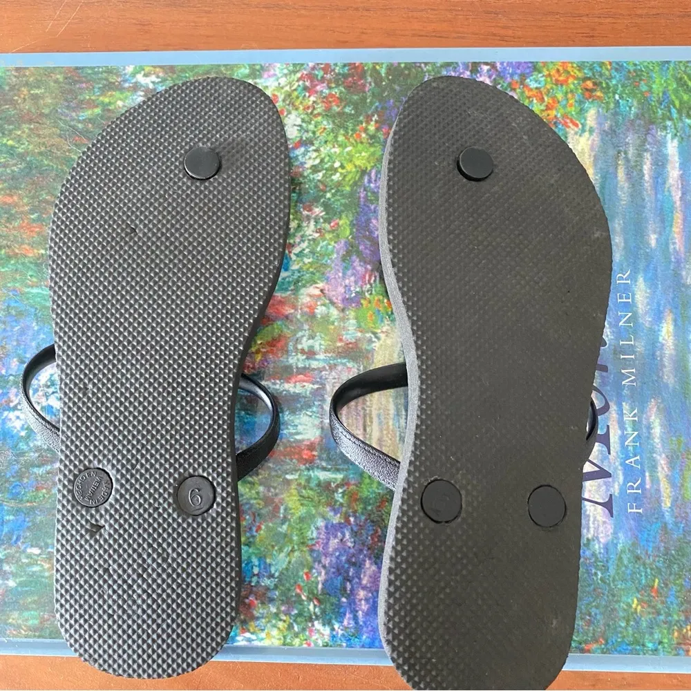 •Old Navy flip flops• Size 6 - Image 3