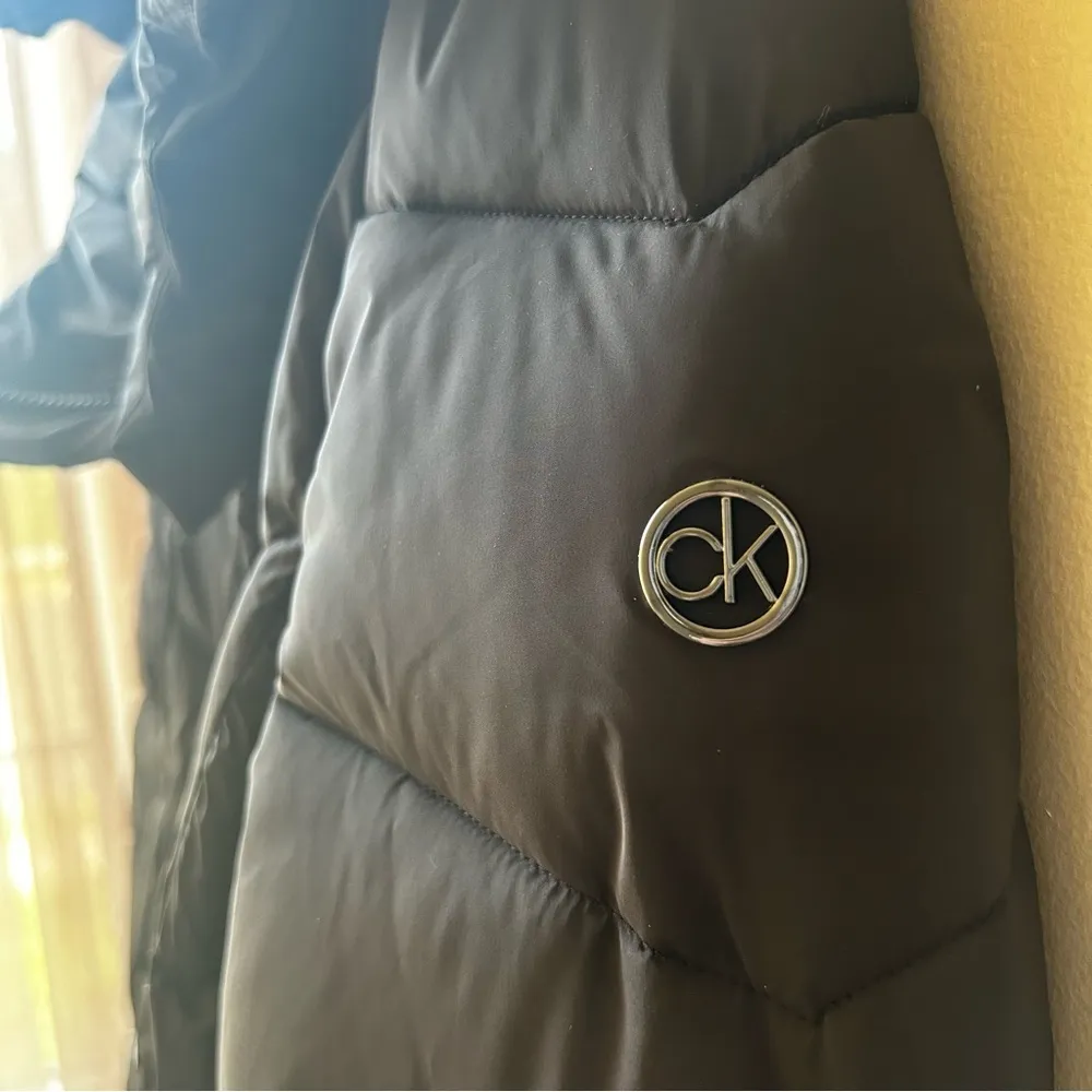 - Hooded Puffer Jacket - Size Medium - Image 2