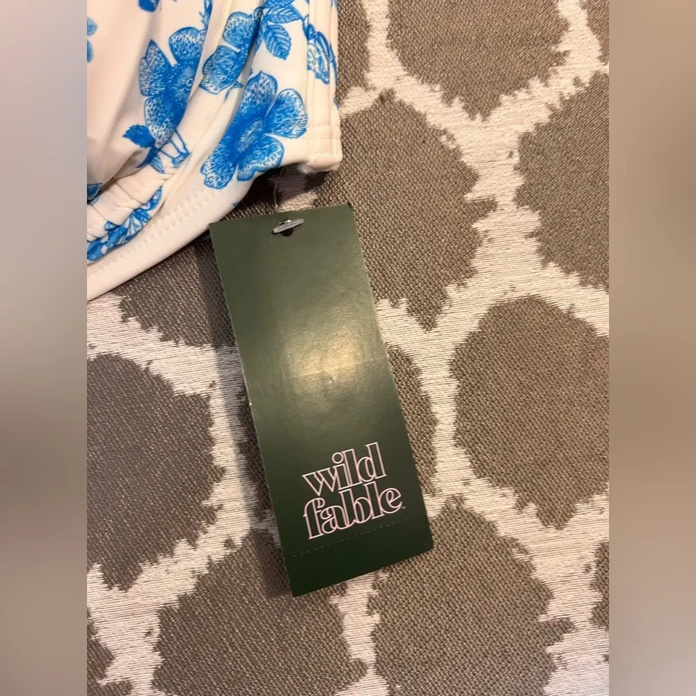 Blue White Floral Bikini Top plus SZ 16
Colorful floral beach summer pool - Image 9