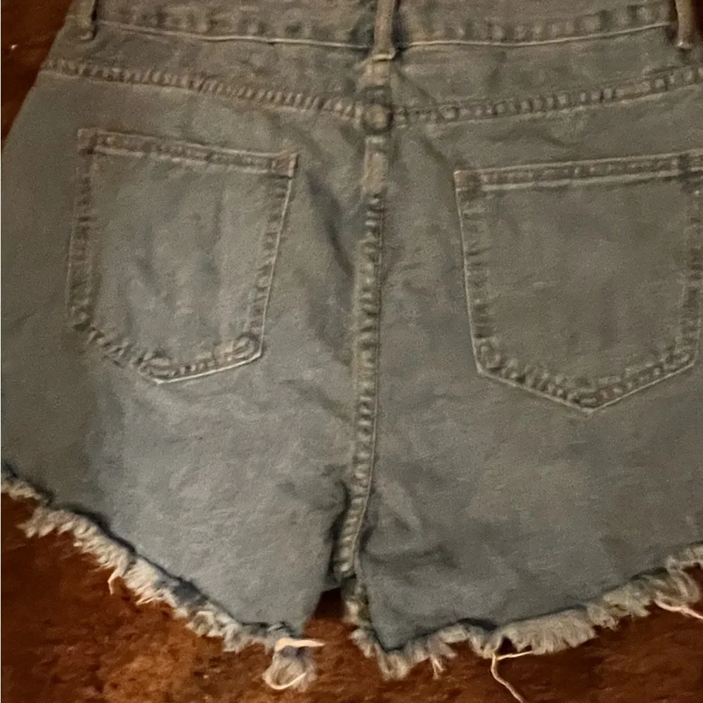 Shein distressed jean shorts. Size 7 and never worn. - Image 3