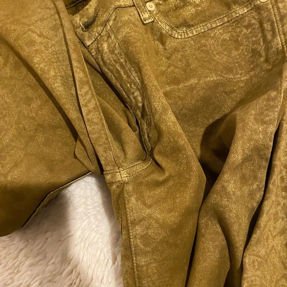 7 For All Mankind
Skinny Gold Metallic Floral-Print Jeans size 28 - Image 12