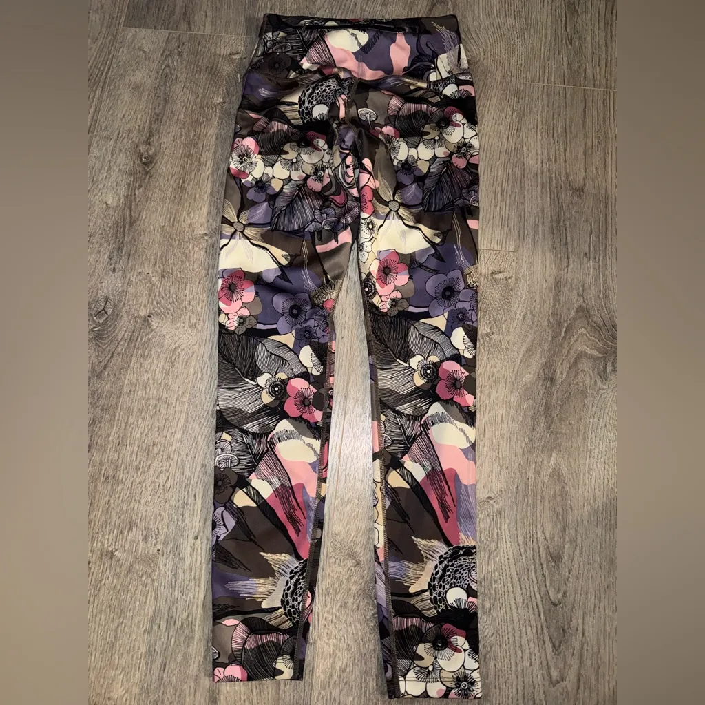 Rare Nike RUNNING Dri-Fit Floral Leggings with glitter golden details - Image 4