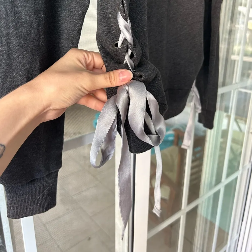 Aerie grey long sleeve top with tie sides - Image 4