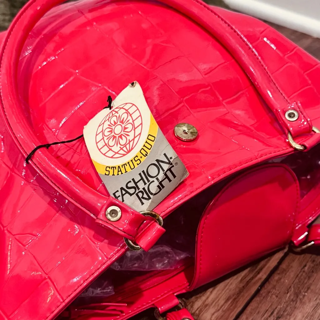 Vintage Red Patent (Shiny) Faux Leather "Status Quo Fashion Right" Tote Bag - Image 8