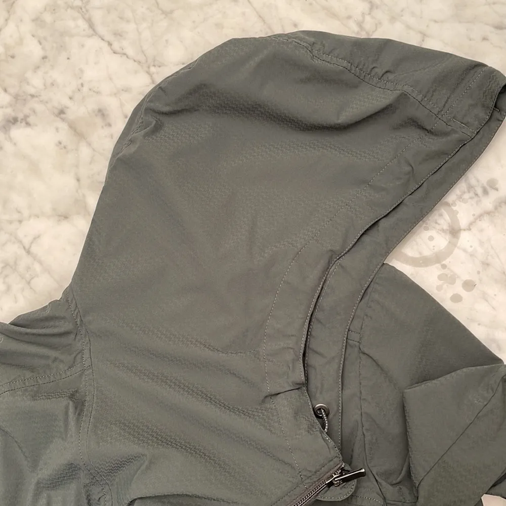 Woman’s Athleta wind breaker green jacket - Image 13