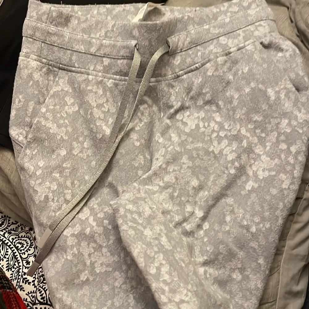 Lululemon Ready to Rulu Jogger Crop
Speckle Spritz Jacquard Rhino - Image 6